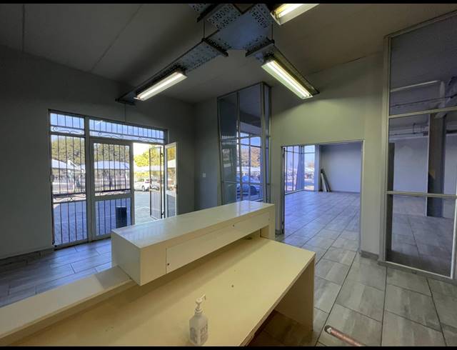 1,318M² WAREHOUSE TO LET IN HALFWAY HOUSE